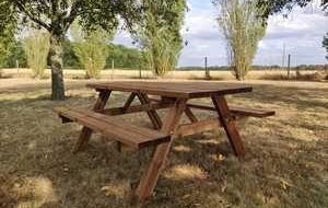 Jardin avec table de pique-nique